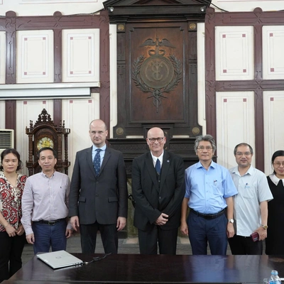 Tiếp đoàn Đại Sứ Quán Hungary và Đại học Semmelweis (Budapest) đến thăm và làm việc tại Trường Đại học Dược Hà Nội